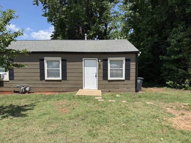 Building Photo - 2016 Colonial Ave