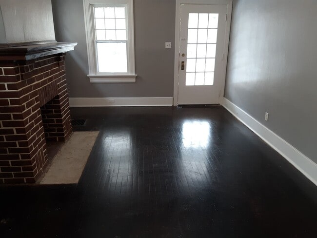 Photo - Beautiful 2 bedroom 1 bathroom house with fenced backyard