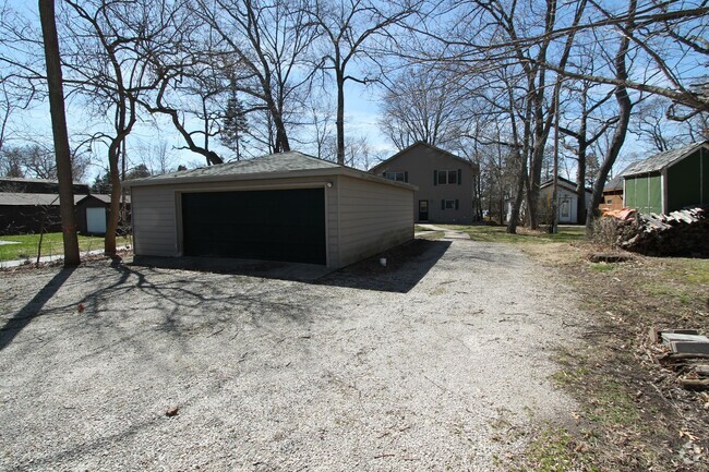 Building Photo - 3 Bedroom Lakefront Home