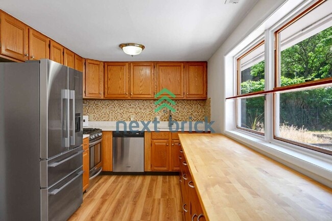 Photo - "Charming 3-Bed, 2-Bath Home in Shoreline with 1250 Sq Ft of Comfort!"