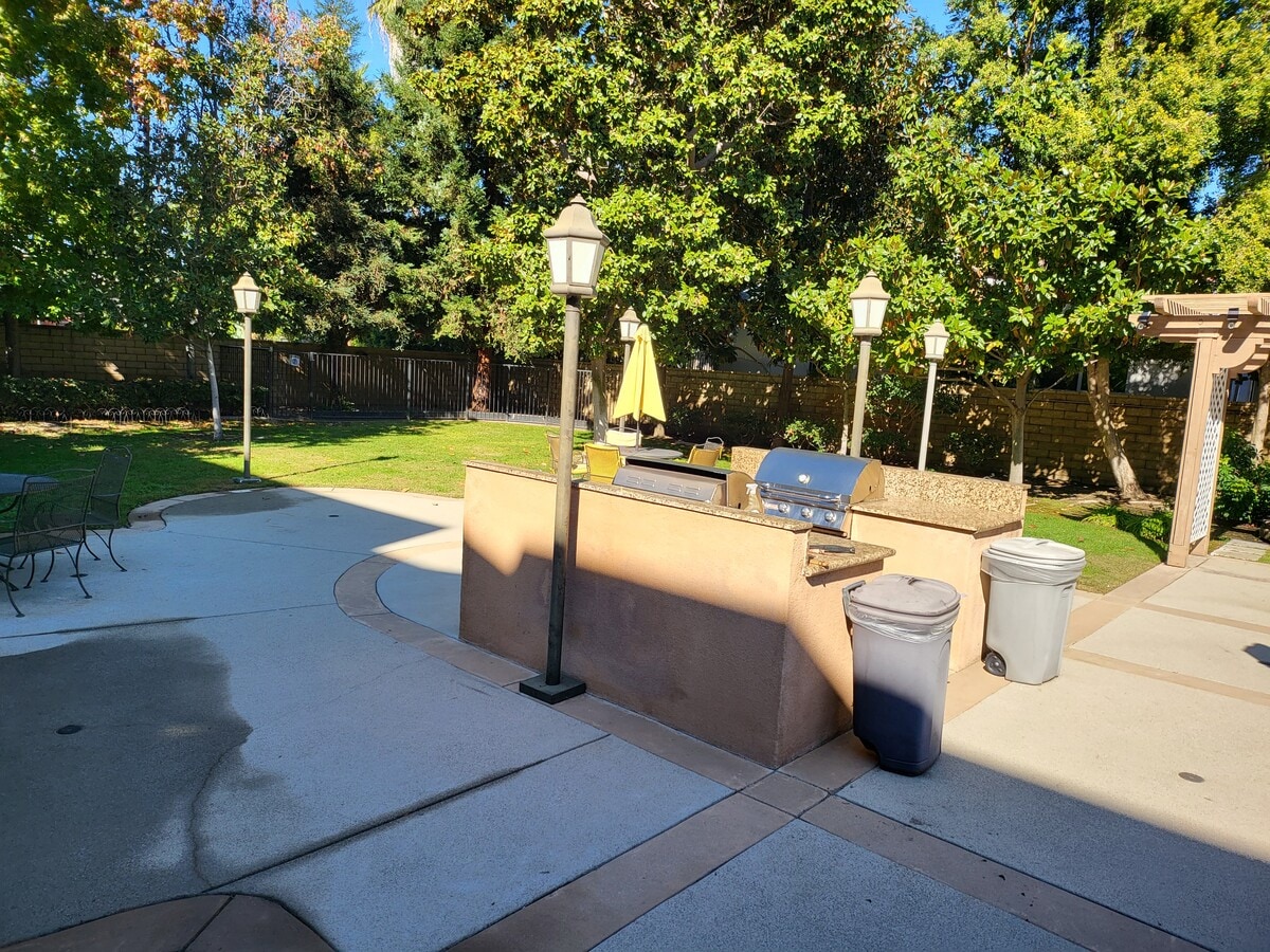 Barbecue/picnic area - 10715 Camarillo St Unit 102