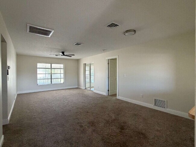 Charming 2-Bedroom, 2-Bath Duplex in a Quiet Englewood Cul-de-Sac