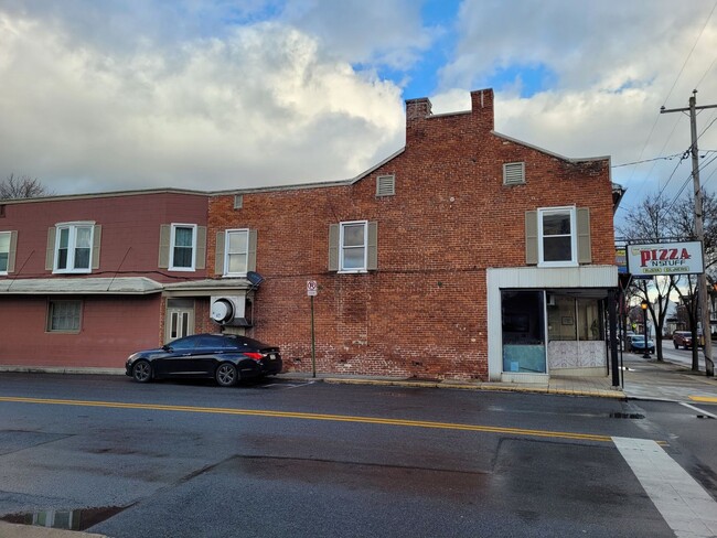 Building Photo - 87 W King St Unit Apt B