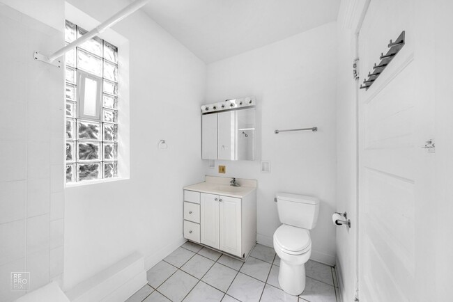 Building Photo - Southport Corridor Top Floor of a Vintage ... Rental