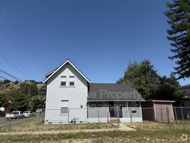 Building Photo - 748 SE Parrott St Rental