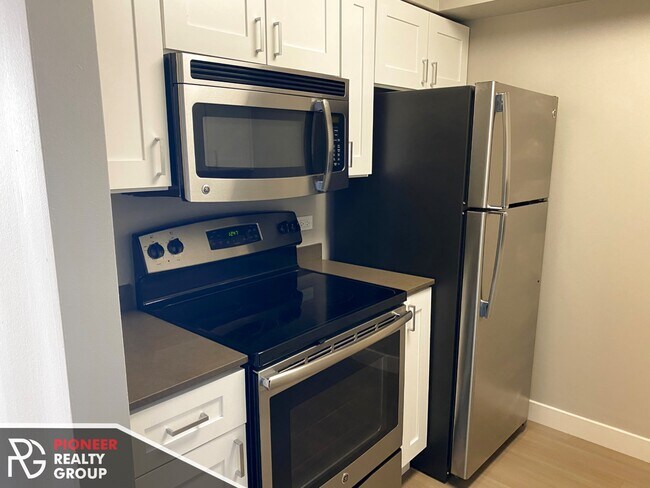 Photo - 2551 N Clark St