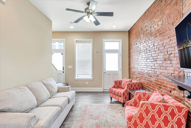 Building Photo - 925 S Sarah St Rental
