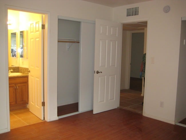 Photo - 8601 International Ave Unidad 179