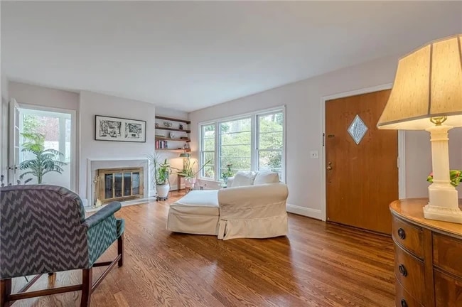 Photo - 4300 Rickenbacker Way NE