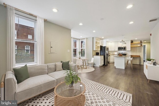Building Photo - 2334 Brown St Unit #2F Rental