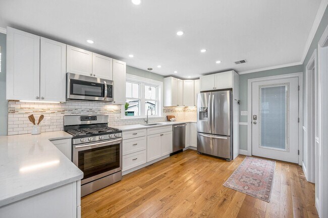 Photo - 352 Portsmouth Ave