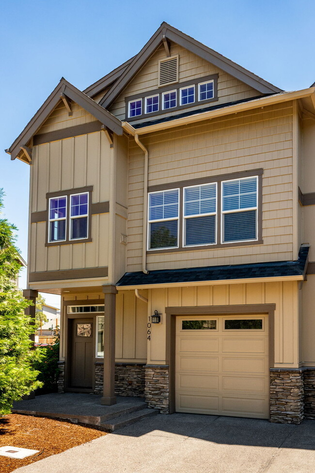 Photo - 3 Bed, 2.5 Bath Townhome Centrally Located– Bend, OR