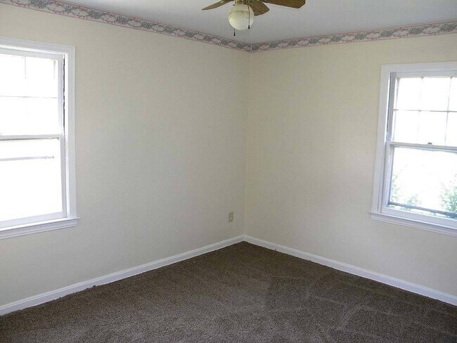 Photo - Nice 3 bedroom bungalow with full basement and garage.