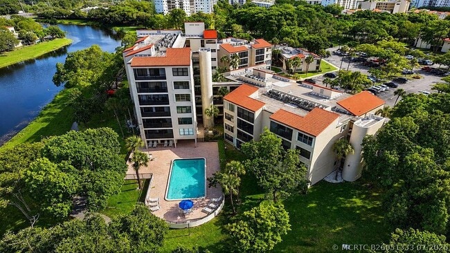 Building Photo - 2322 S Cypress Bend Dr Unit 311