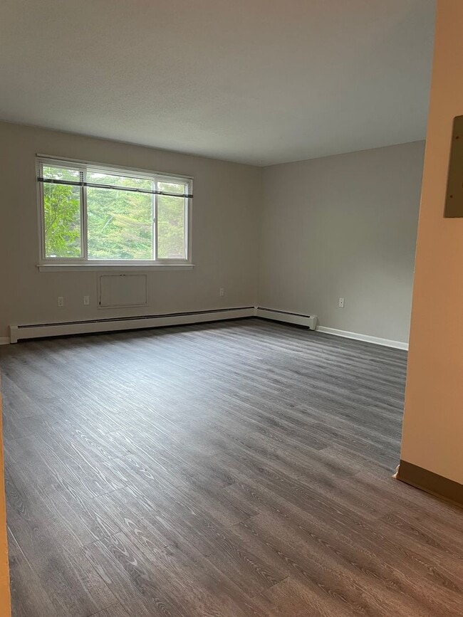 Spacious 3 Bedroom Townhouse - Spacious 3 Bedroom Townhouse Unit H-10