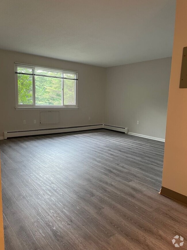 Building Photo - Spacious 3 Bedroom Townhouse Unit H-10