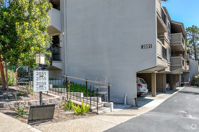 Entrada del edificio - Moraga Terrace