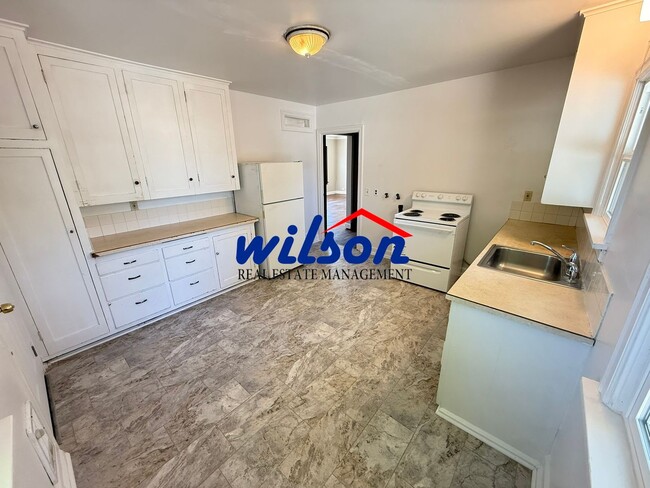 Charming Home with Fenced Yard & Garage - Charming Home with Fenced Yard & Garage