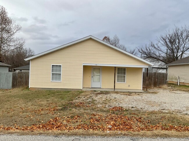 Spacious 2 Bedroom 1 Bath home W/ Fenced Y... - Spacious 2 Bedroom 1 Bath home W/ Fenced Y...