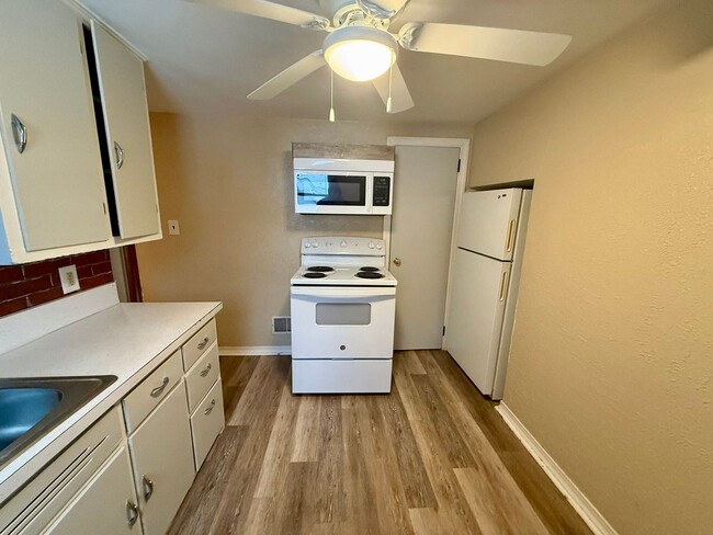 Building Photo - 904 Park Ave Unit Upper