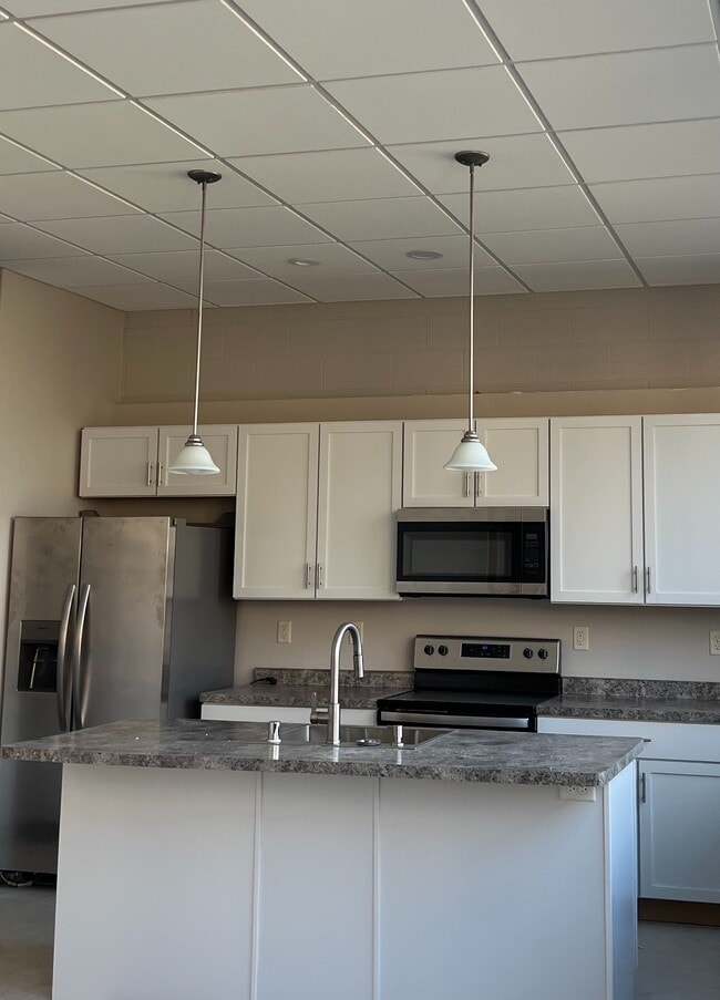 Building Photo - Szkola Flats Unit 101