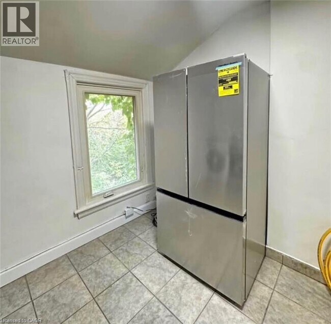 Photo - 216 John St N