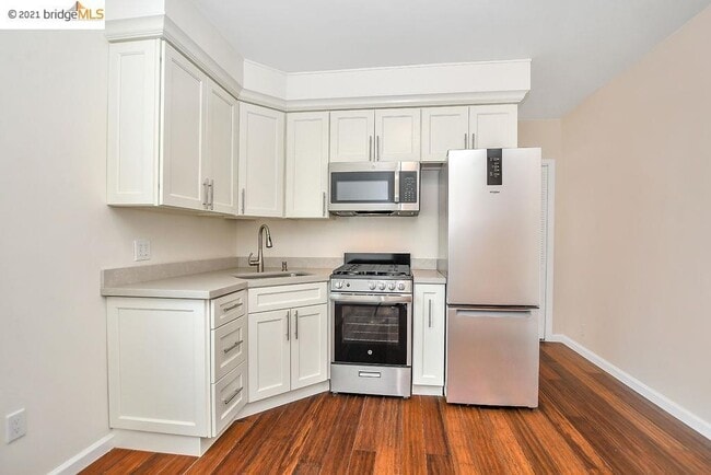 Eat-In Kitchen - 886 Pine St Unit A