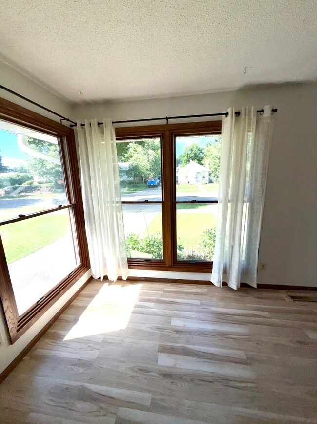 Photo - 2098 Sherwood Ave