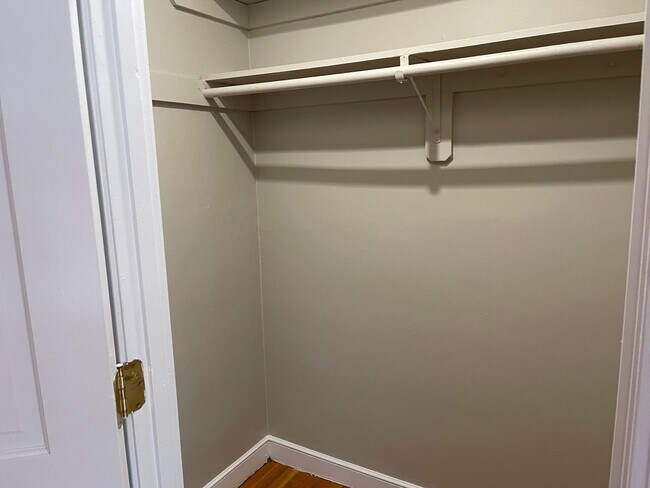 Photo - Spacious Top Floor 1 bed, Parking sand utilities inc, Right in front of the train EASY EASY CHOICE