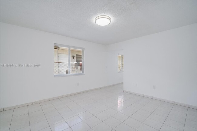 Photo - 3437 SW 25th St Unidad NA
