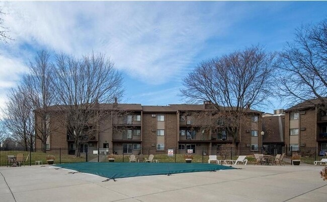 Building Photo - Spacious 2 bedroom, 1 Bath Condo in the Co...