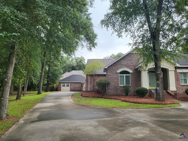 Photo - 406 Royal Crest Cir