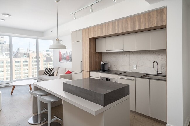 Building Photo - 1188 Rue Saint-Antoine O Unit 901
