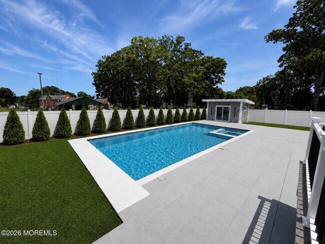 19 Roslyn Dr