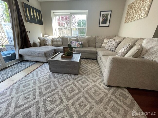 Photo - 399 Hadleigh Ln