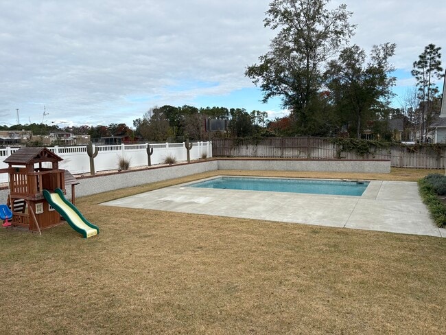 Photo - 729 Windemere Rd