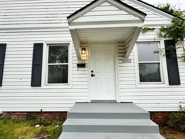 Building Photo - Freshly remodeled duplex available for rent!