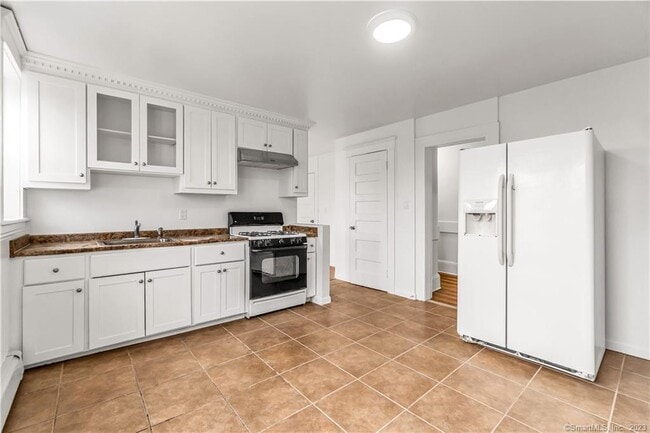 Building Photo - 1220 State St Unit 6 Rental