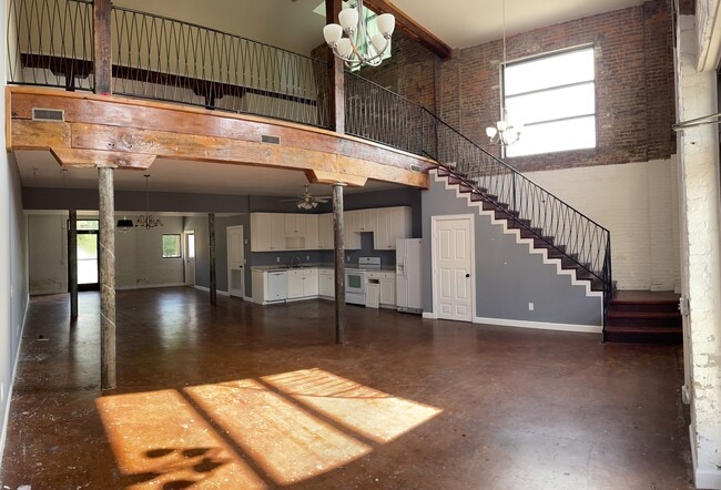 Building Photo - 27 N Main St Unit 2