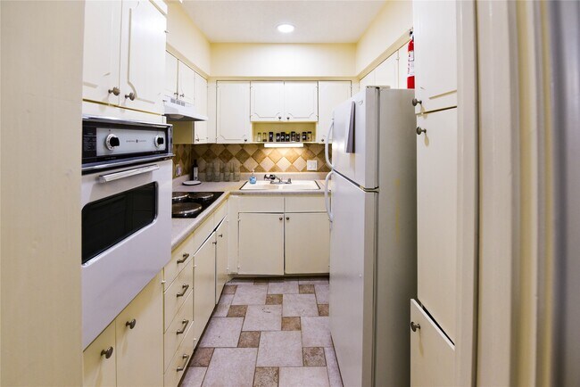 Photo - 2601 Bellefontaine Unit C111