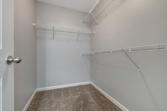 1567sf: Primary Suite Walk-In Closet