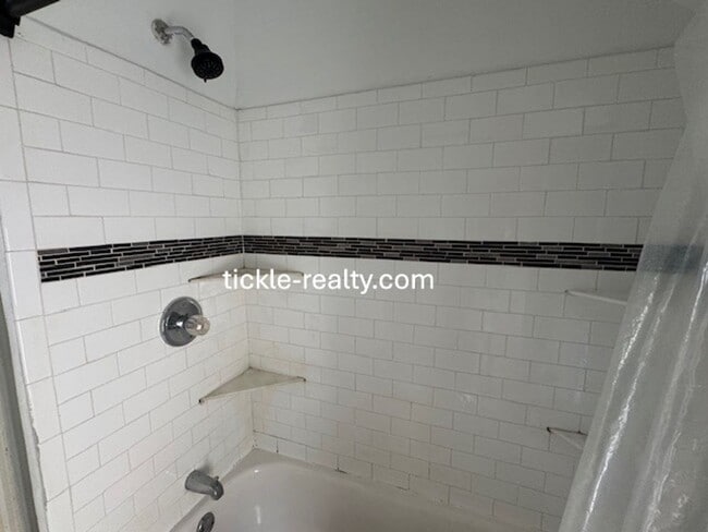 Photo - 4 Bedroom Park Ave House - 2 Full Baths, D...