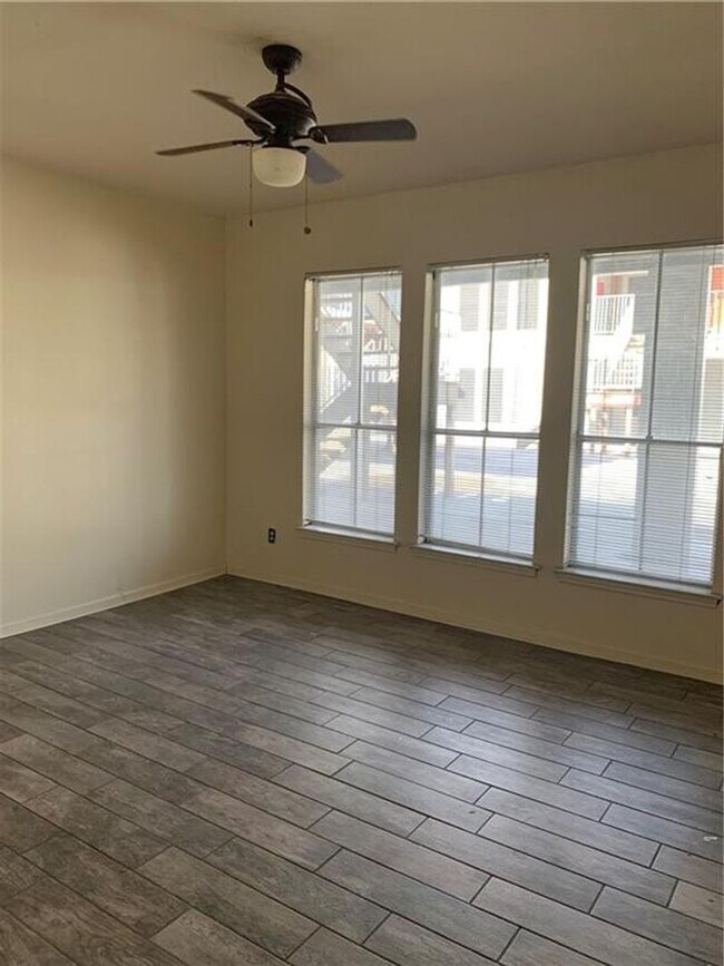 Photo - UT PRE-LEASE - 1 bed / 1 bath Updated West Campus Condo