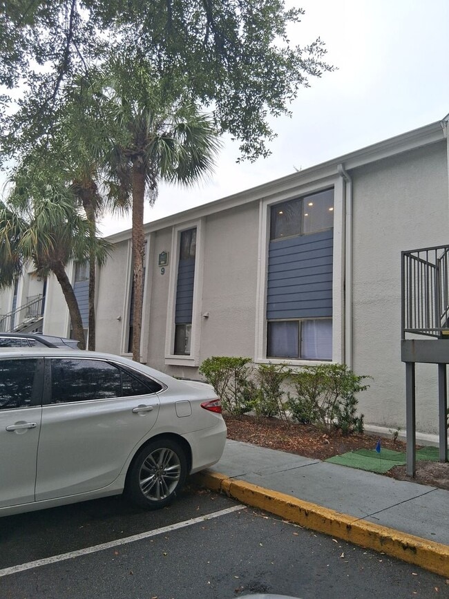 Building Photo - Ground floor 2bed/2bath ,water included,  in the heart of Carrollwood