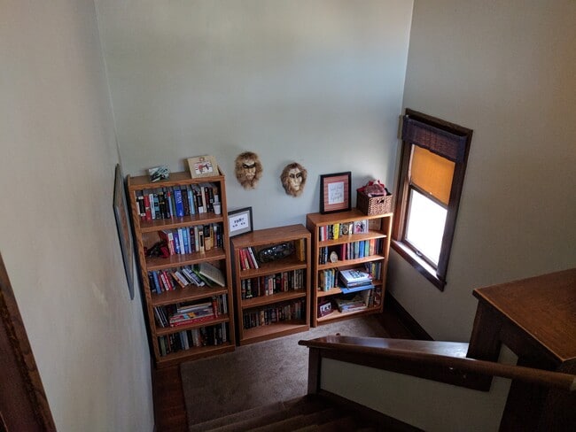 Private Front Stairs - 3944 Aldrich Ave S Unidad Upstairs