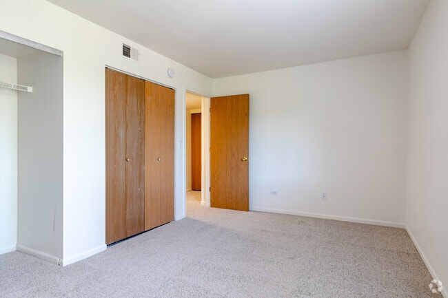 1BR, 1BA - Bedroom - Country Wood Apartment Homes