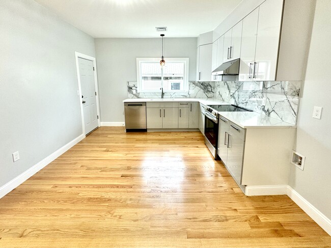 Building Photo - 190 Hillside St Unit 2