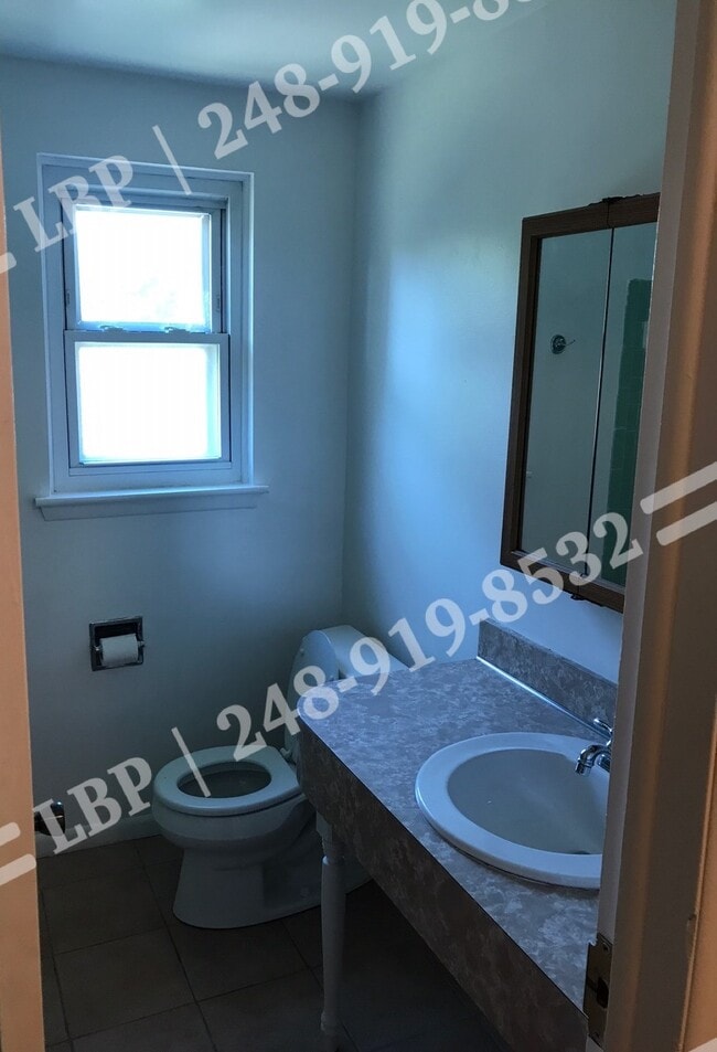 Photo - 5925 Inkster Rd