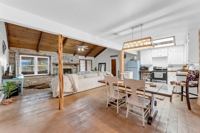 Photo - 400 Robin Ln