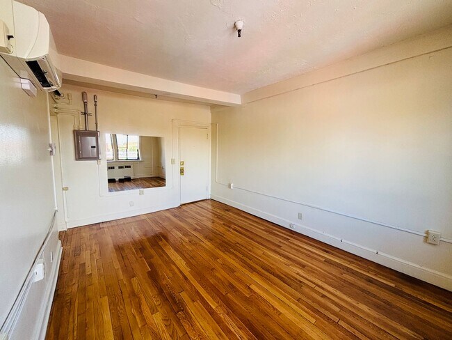 Photo - 1 Bedroom, 1 Bath Apartment Unit 37